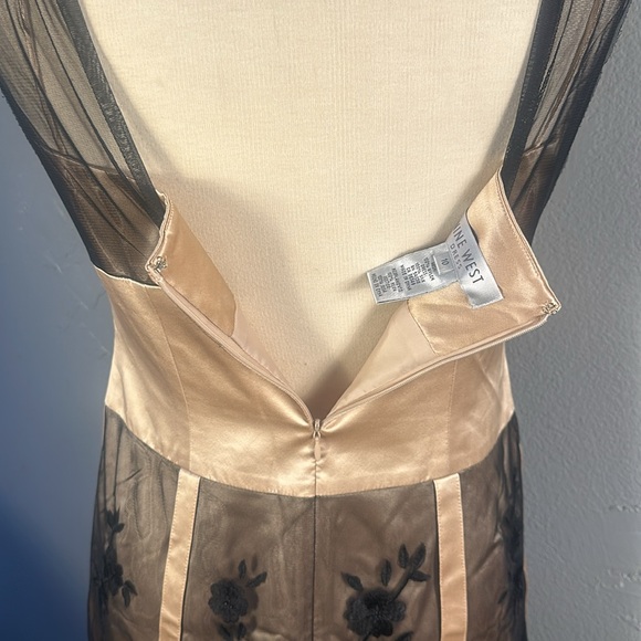 Classy Dress. Size 10 flowers are embroidered. - Picture 5 of 6